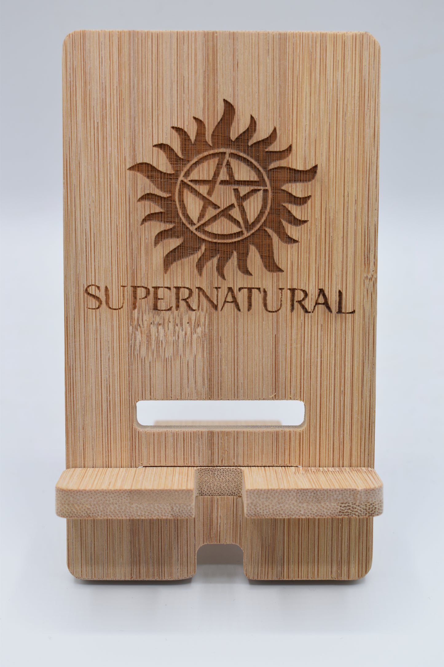Support smartphone en bois gravé Supernatural