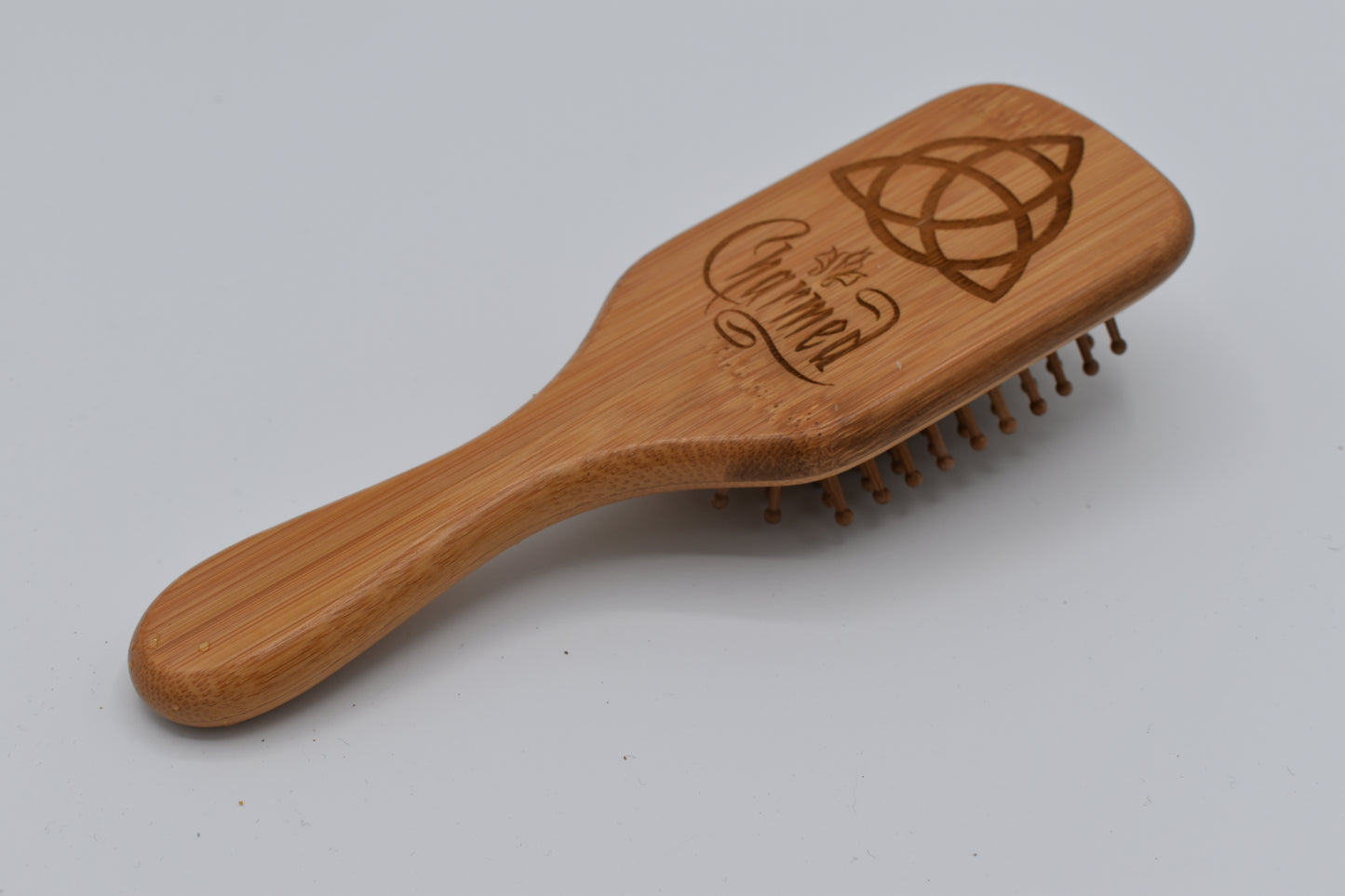Brosse en bois gravée "Charmed"