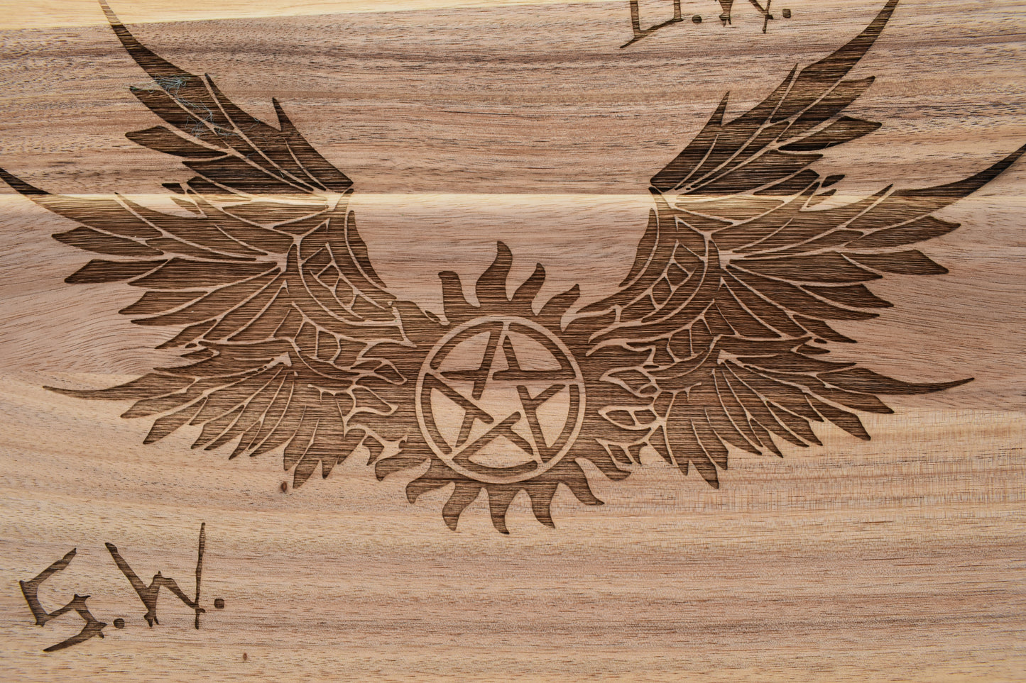 Planche en bois gravé inspiré de Supernatural