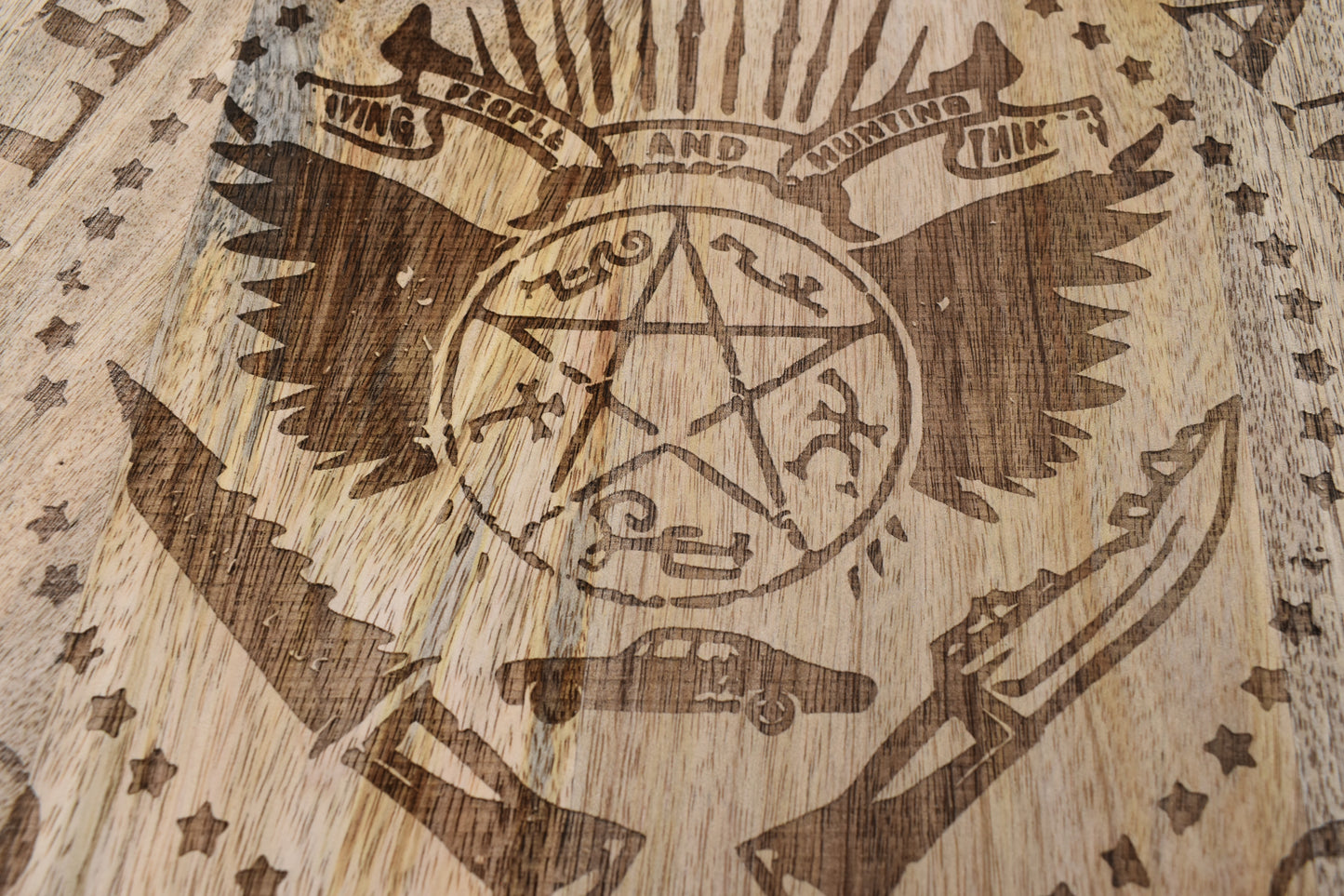 Plateau en bois gravé artisanal inspiré de Supernatural - “Crowley, Dean & Sam – Castiel”