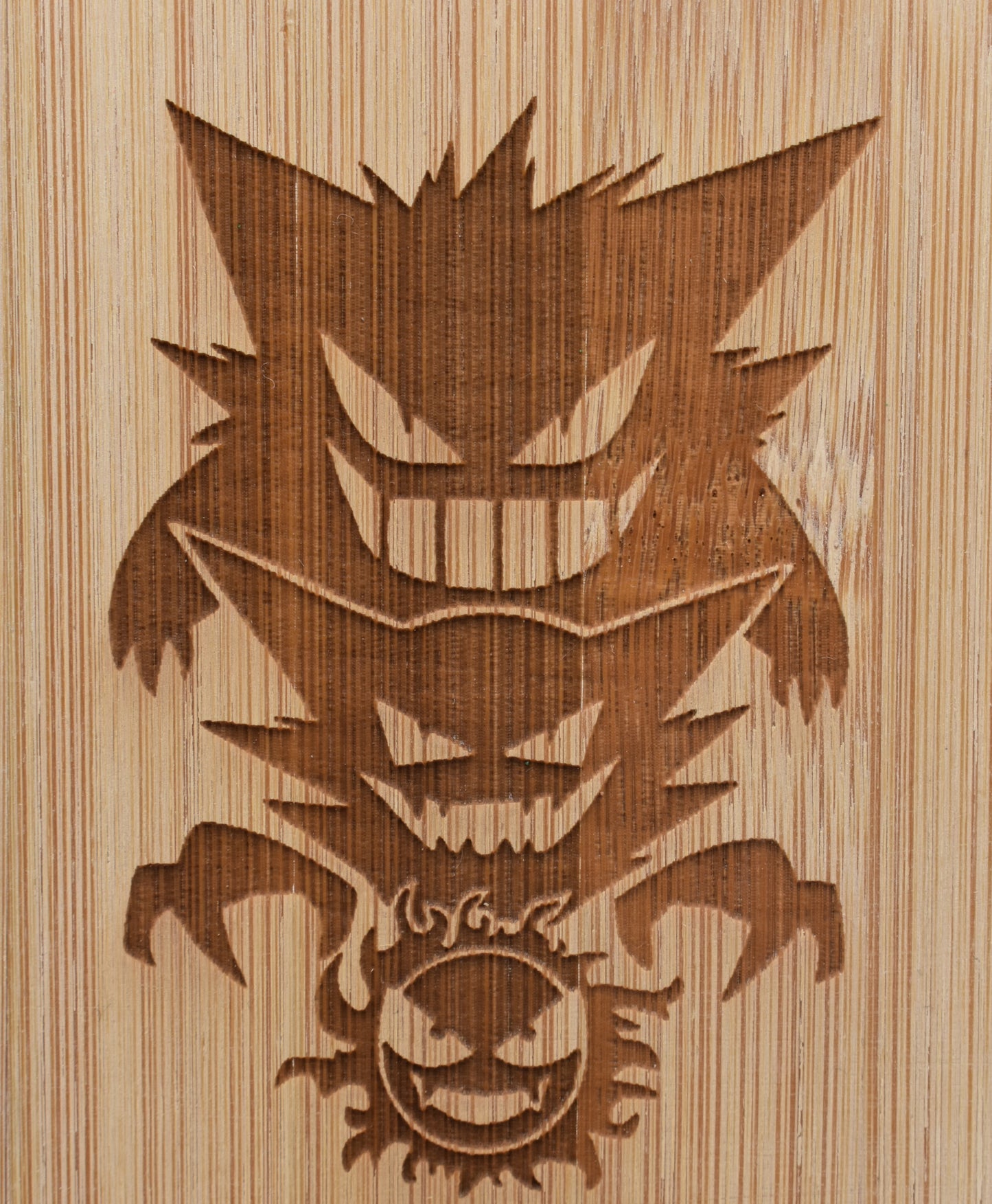 Support smartphone en bois gravé – Ectoplasma