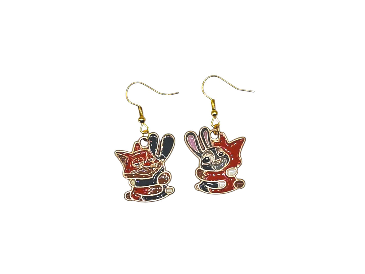 Boucles d’oreilles dépareillées Judy Hopps et Nick Wilde de Zootopie sur fond blanc