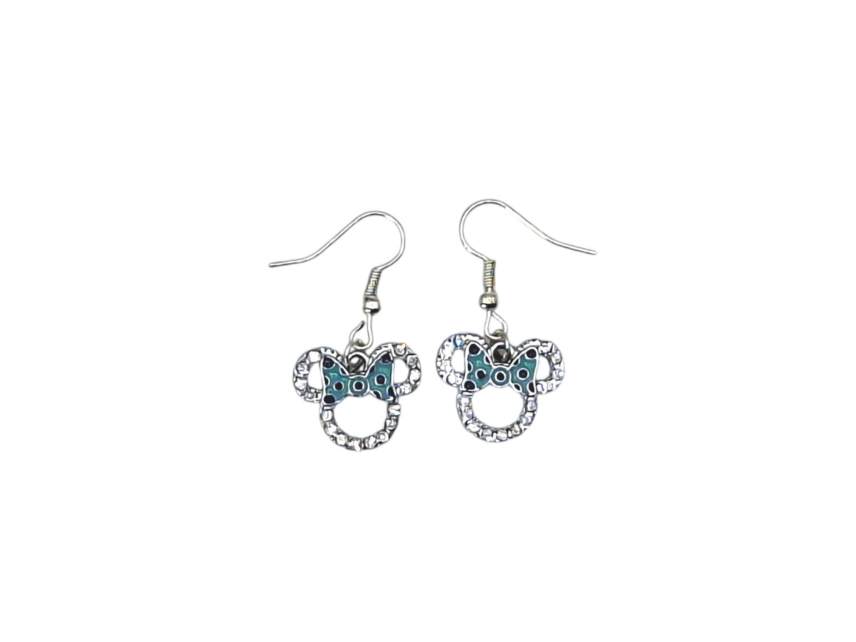 Boucles d’oreilles Minnie argentées avec nœud bleu à pois et strass sur fond blanc
