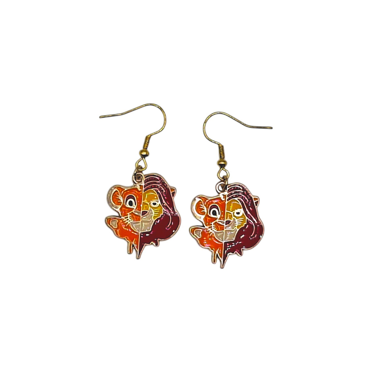 Boucles d’oreilles Simba lionceau et adulte sur fond blanc