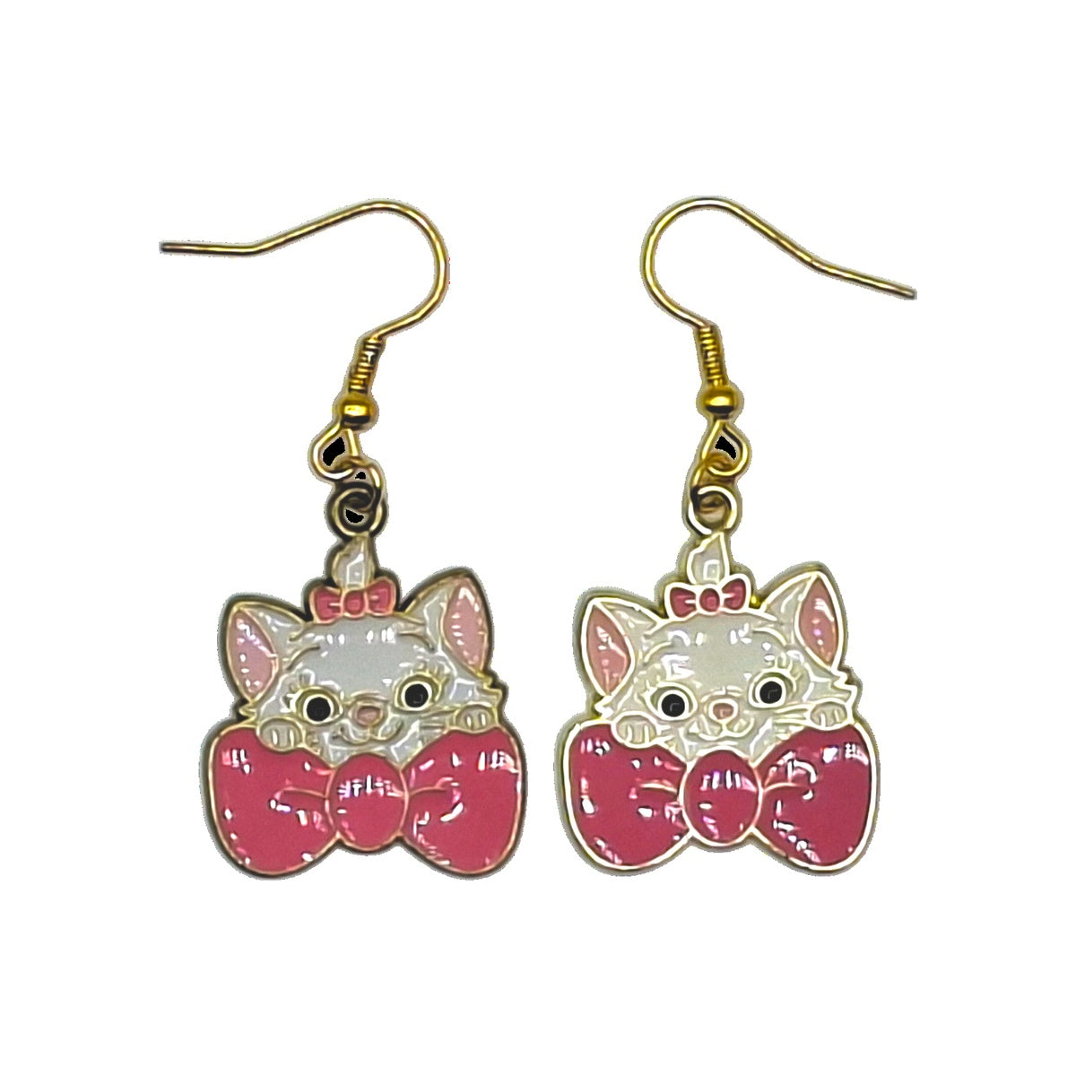 Boucles d’oreilles Marie inspirées des Aristochats avec grand nœud rose, crochets dorés, sur fond blanc
