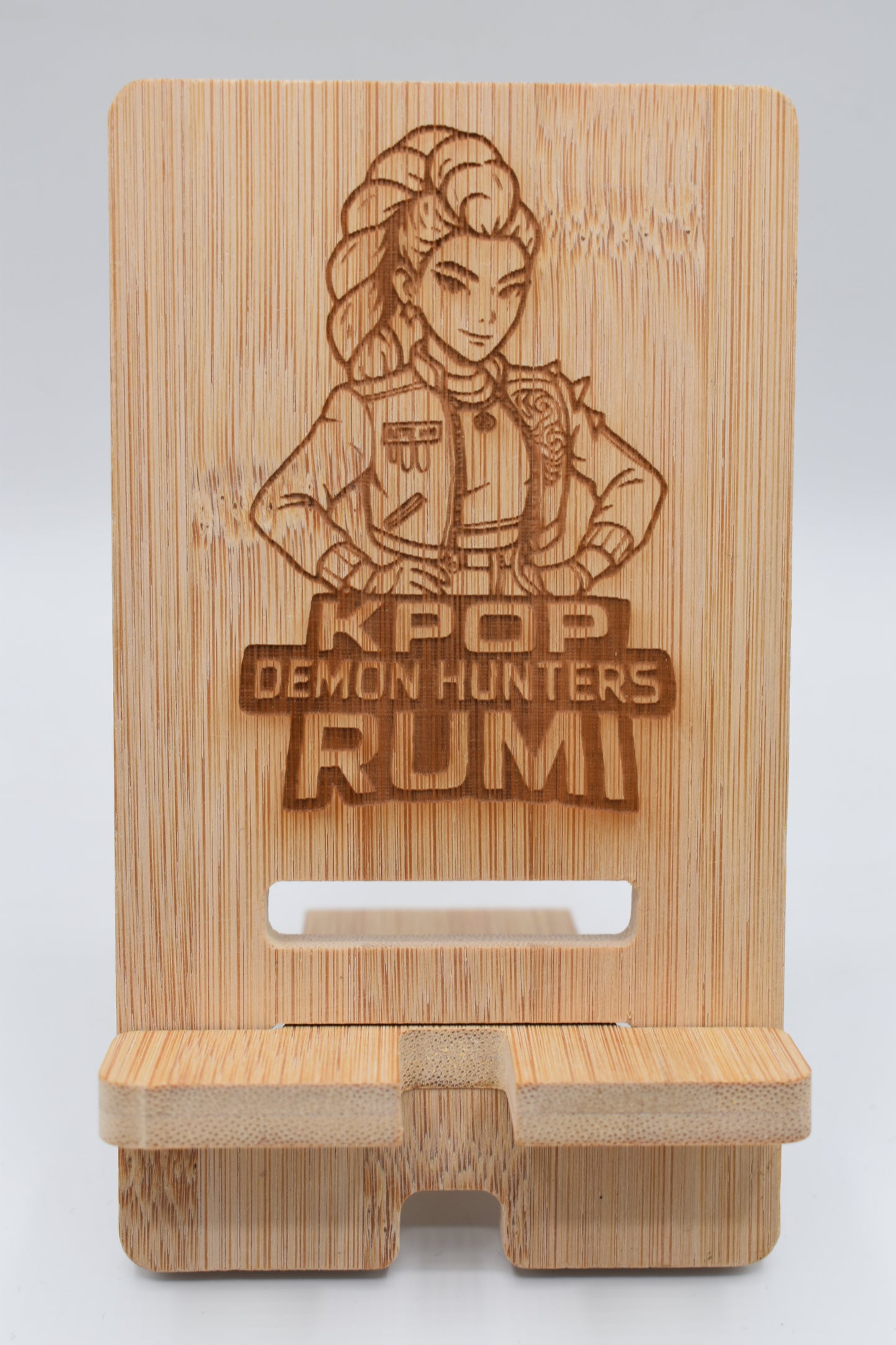 Support smartphone en bois gravé Huntrix