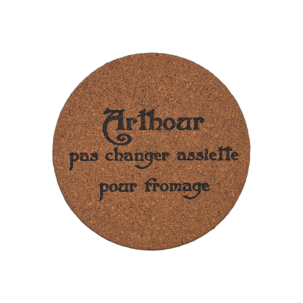 Sous-plat en liège gravé – Kaamelott – Arthour pas changer assiette pour fromage – Created Artisan