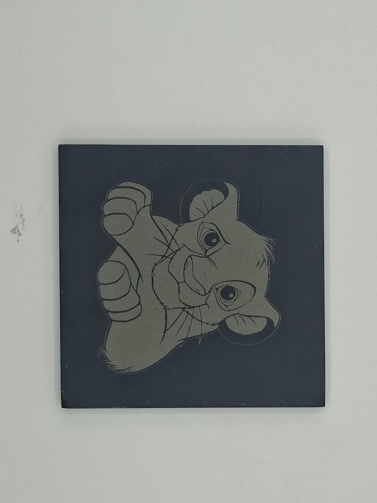 Sous-verre carré en ardoise gravée – Le Roi Lion – Simba