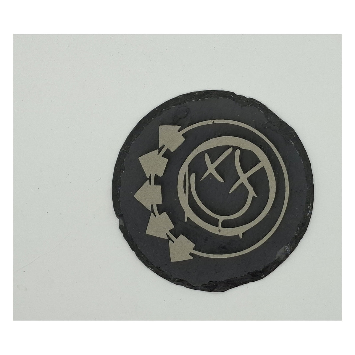 Sous-verre rond en ardoise gravée – Blink-182