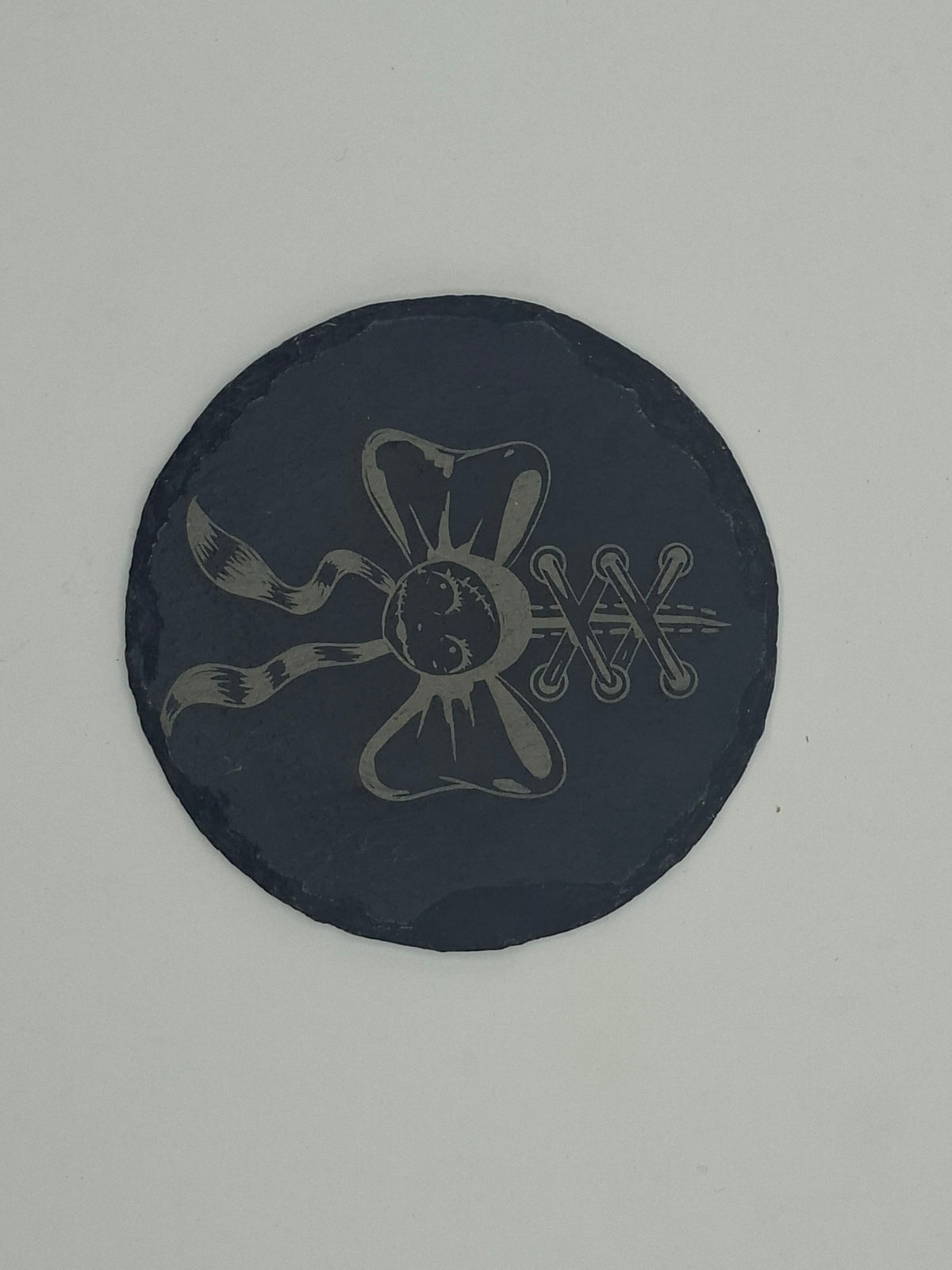 Sous-verre rond en ardoise gravée – poupée vaudou