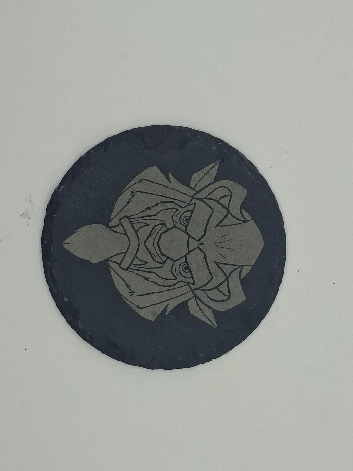 Sous-verre rond en ardoise gravée – The Witcher médaillon du Loup