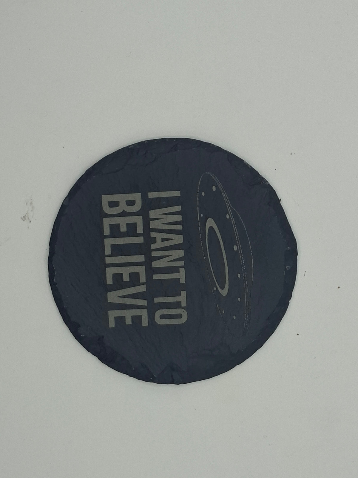 Sous-verre rond en ardoise gravée – The X-Files I Want to Believe