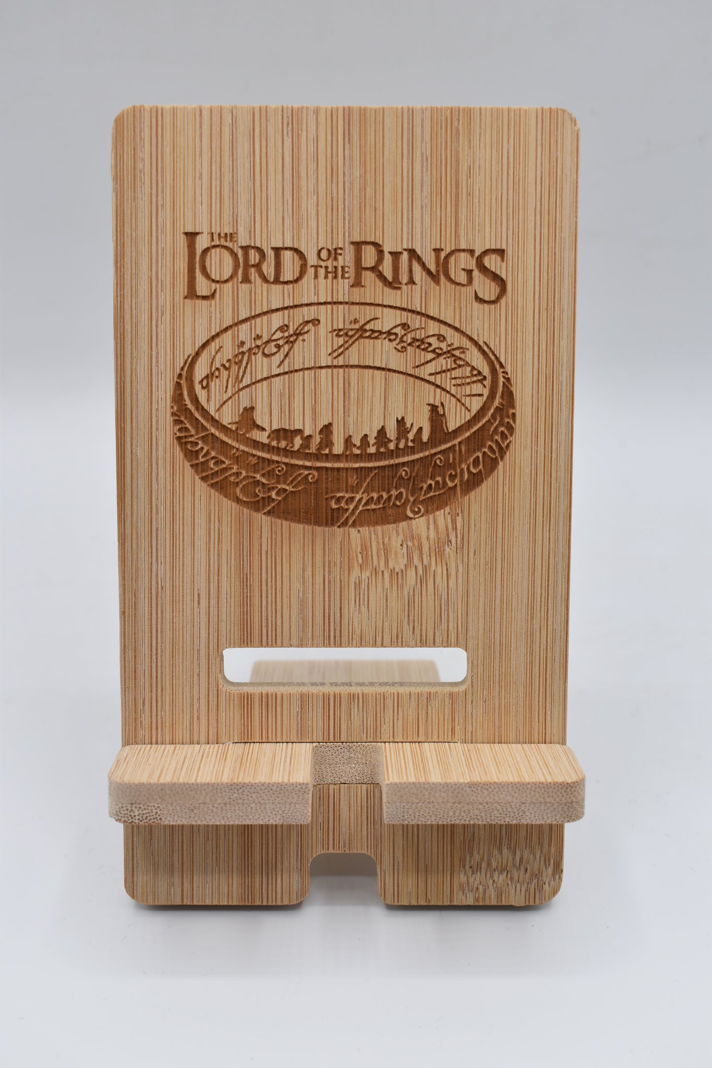 Support smartphone en bois gravé Lord of the ring