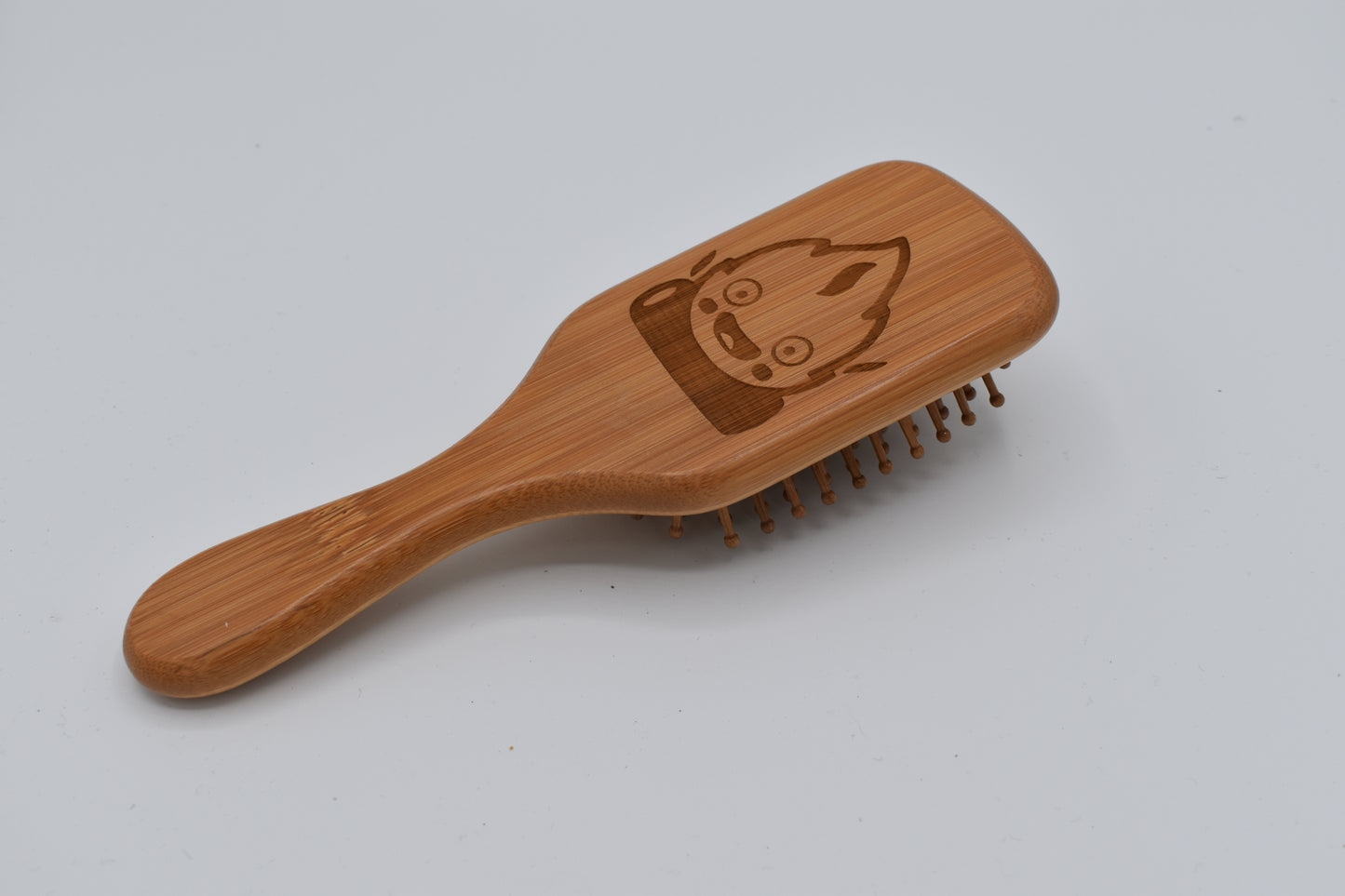 Brosse à cheveux en bambou gravée – Flamme magique (inspirée de l’animation japonaise)
