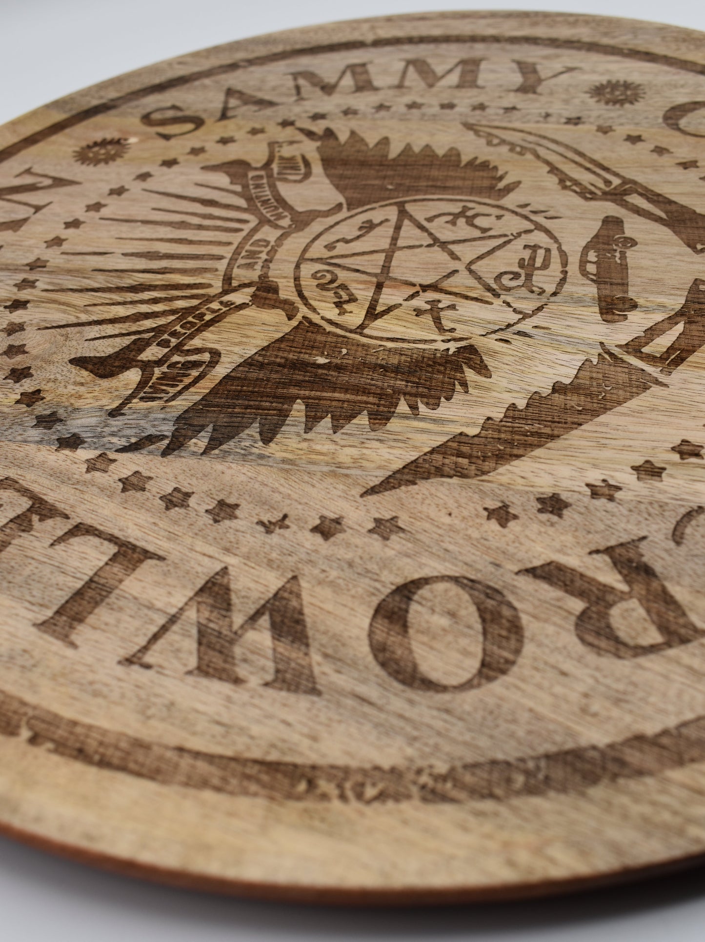 Plateau en bois gravé artisanal inspiré de Supernatural - “Crowley, Dean & Sam – Castiel”