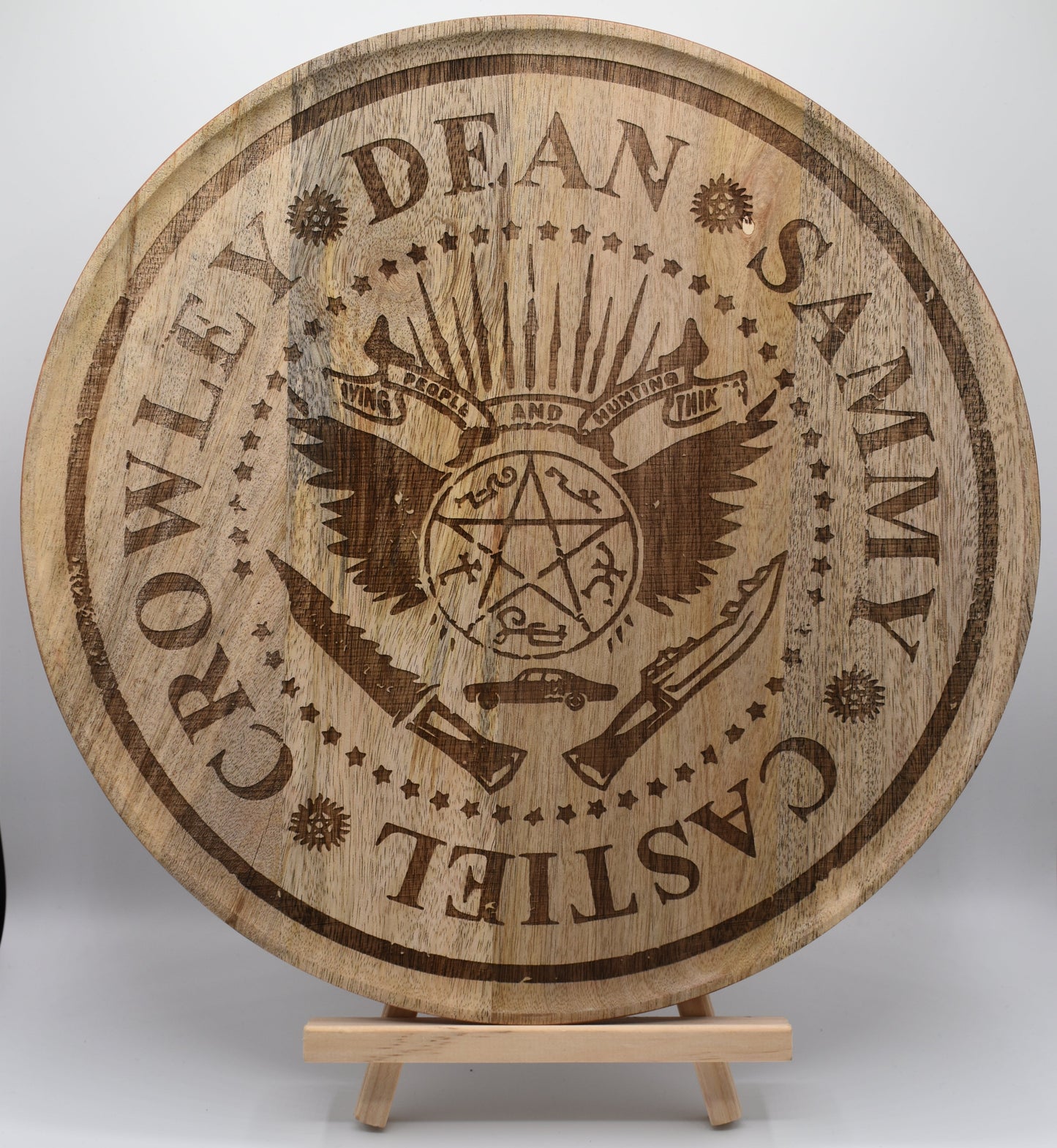 Plateau en bois gravé artisanal inspiré de Supernatural - “Crowley, Dean & Sam – Castiel”