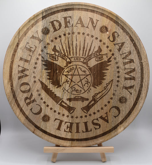 Plateau en bois gravé artisanal inspiré de Supernatural - “Crowley, Dean & Sam – Castiel”