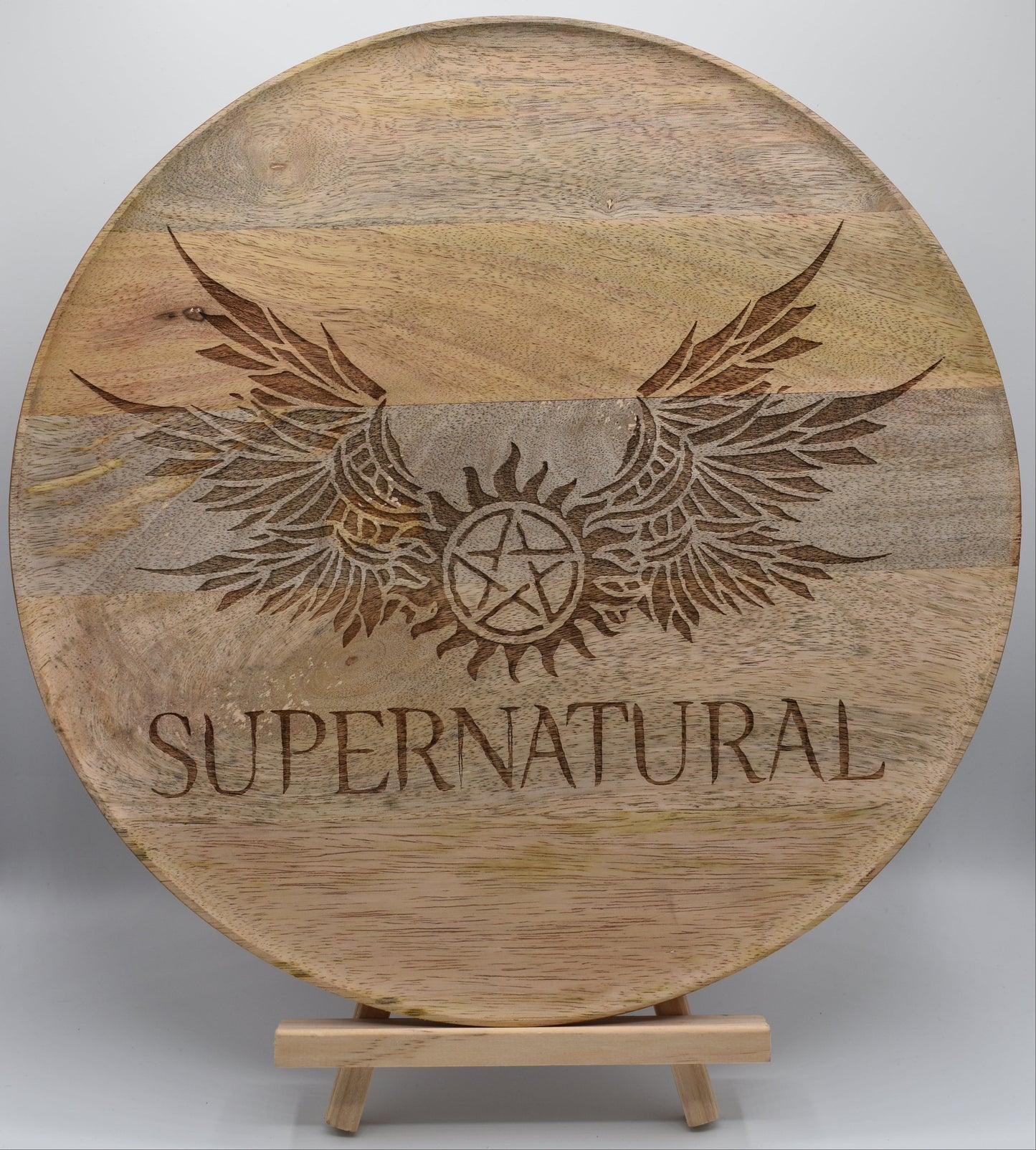 Plateau en bois gravé artisanal inspiré de Supernatural