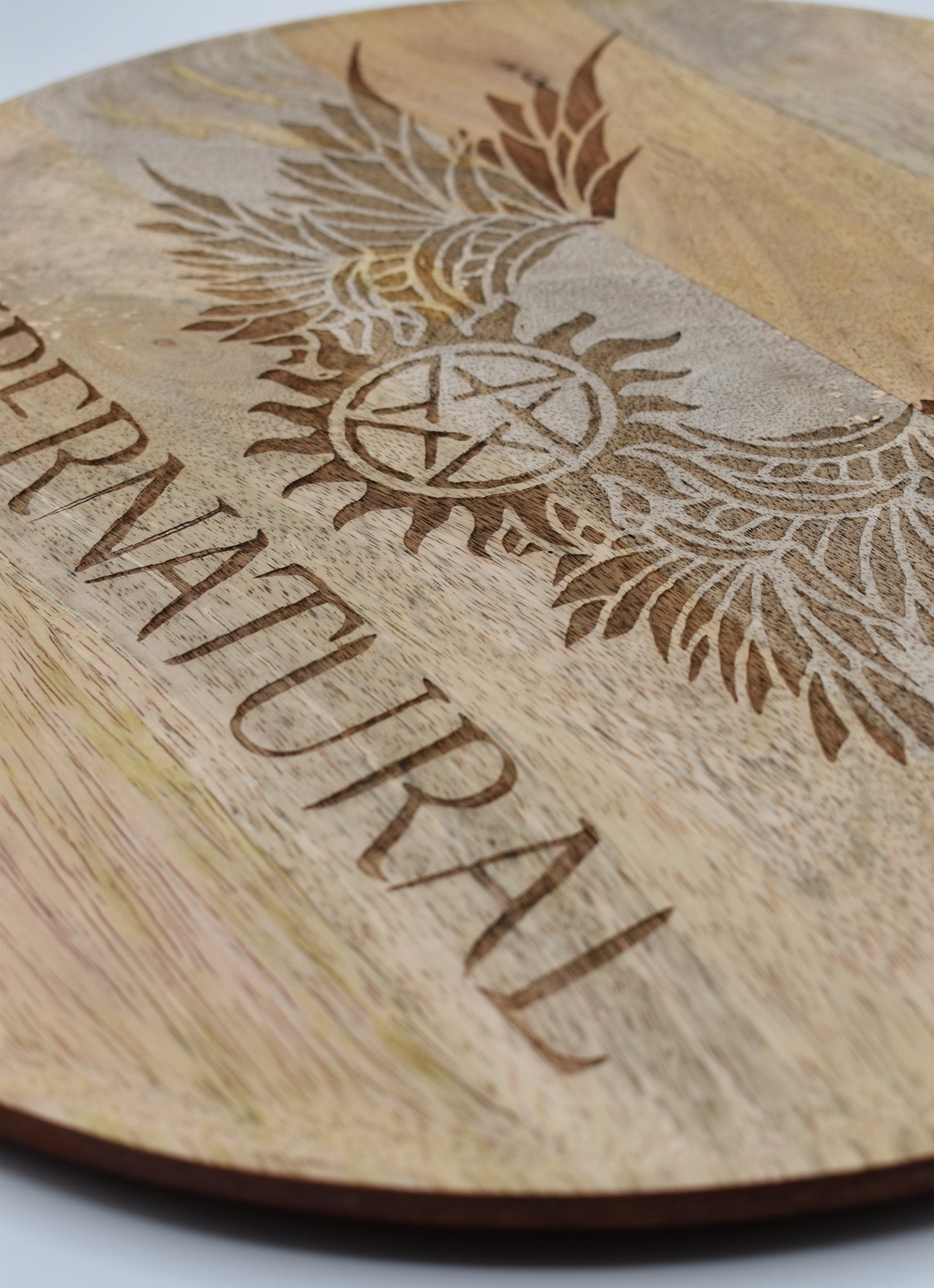Plateau en bois gravé artisanal inspiré de Supernatural