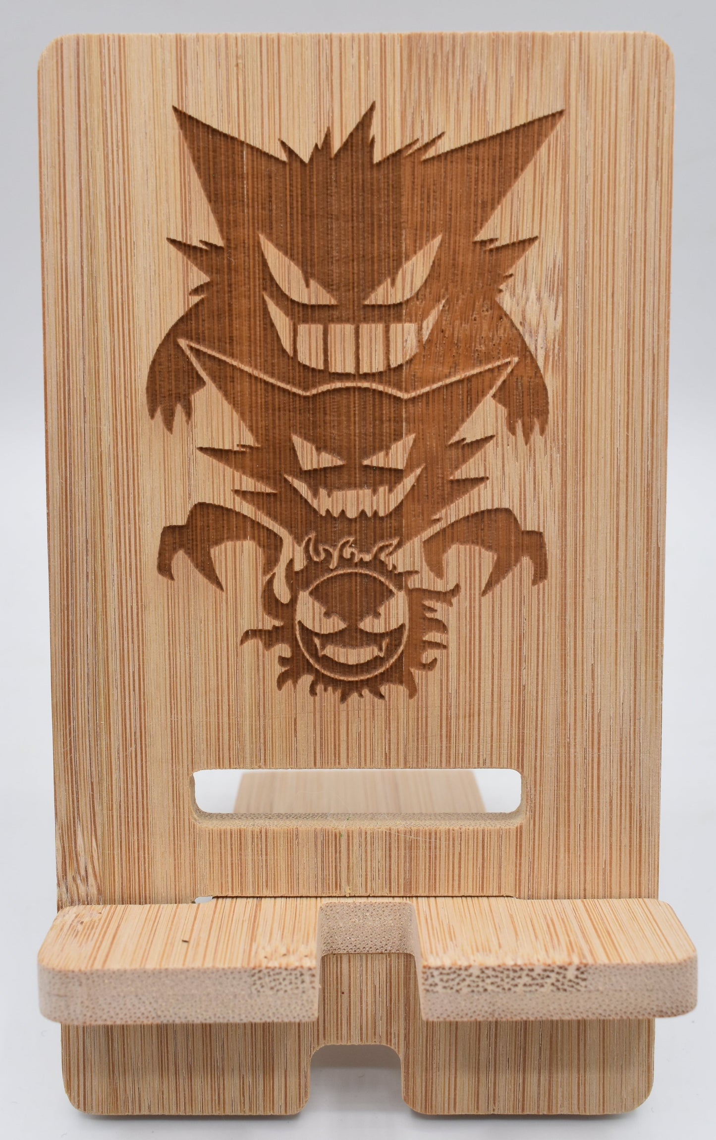 Support smartphone en bois gravé – Ectoplasma