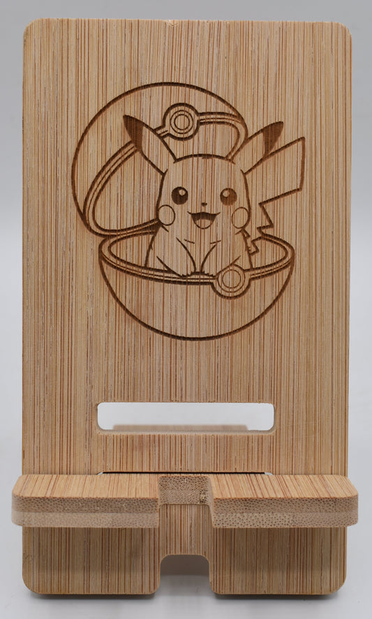 Support smartphone en bois gravé – Pikachu