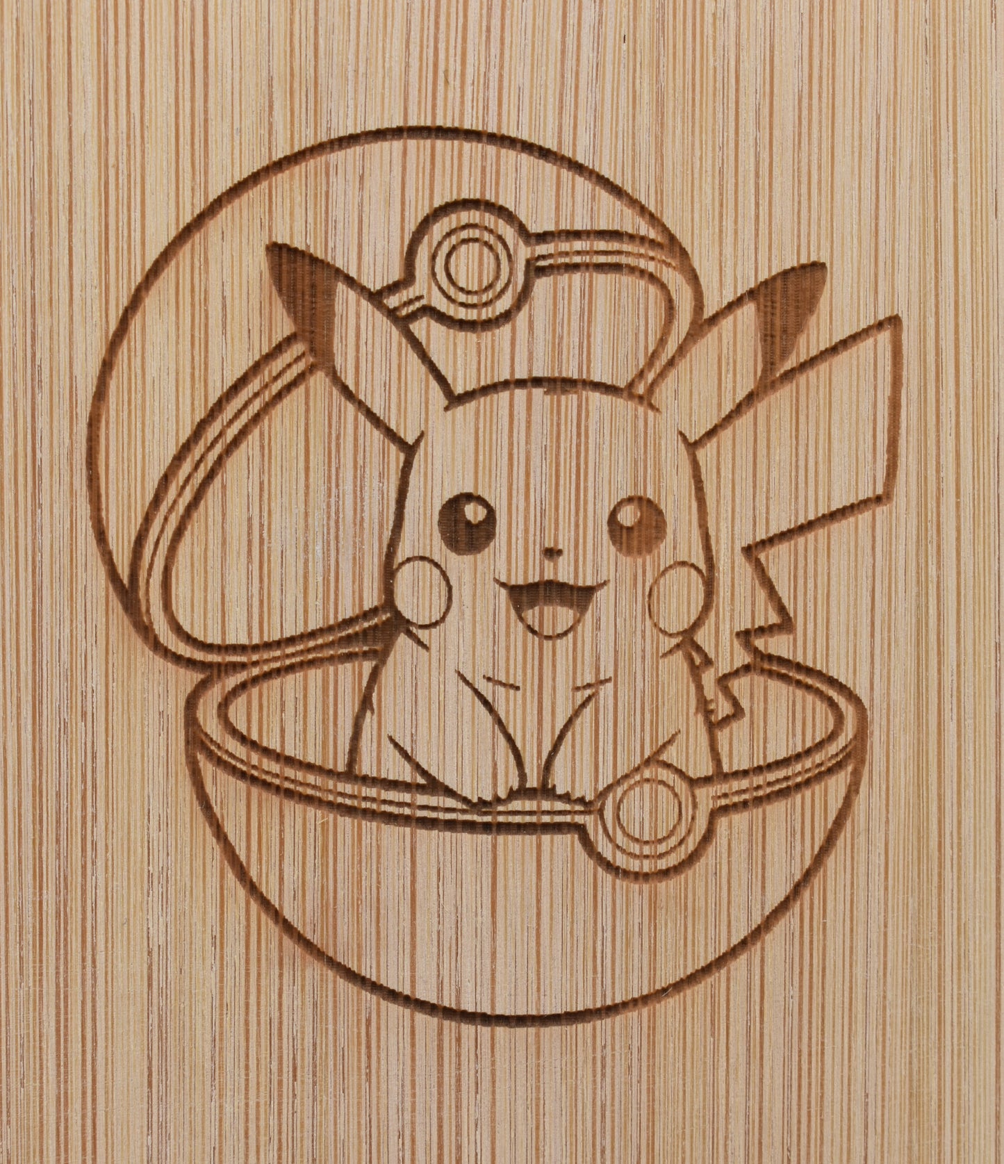 Support smartphone en bois gravé – Pikachu