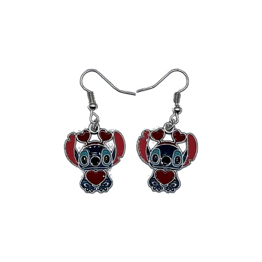 Boucles d’oreilles Stitch avec cœurs rouges sur fond blanc