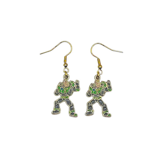 Boucles d’oreilles Buzz l’Éclair en armure verte et blanche avec crochets dorés sur fond blanc