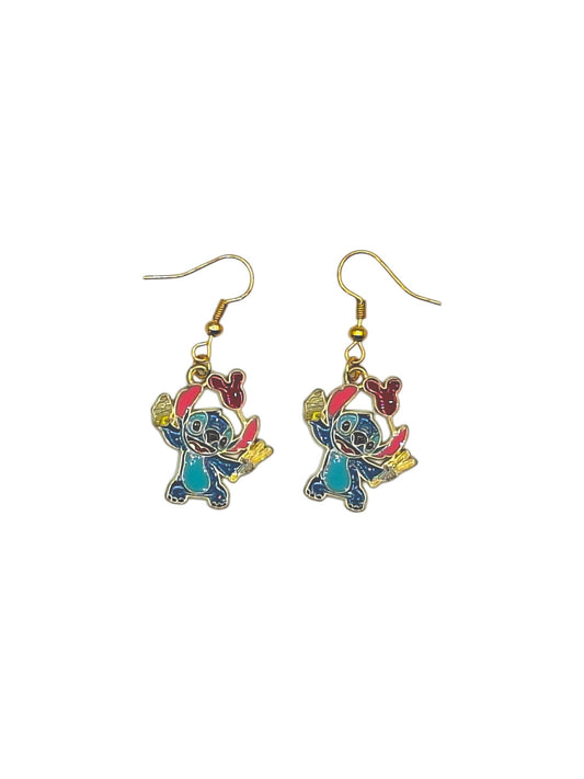 Boucles d’oreilles Stitch chef avec détails alimentaires et crochets dorés sur fond blanc