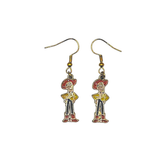 Boucles d’oreilles Jessie de Toy Story avec chapeau rouge et crochets dorés sur fond blanc