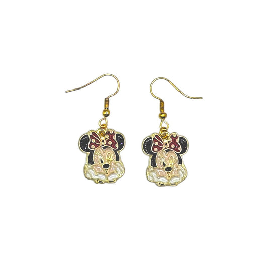 Boucles d’oreilles Minnie avec grand nœud rouge à pois et crochets dorés sur fond blanc