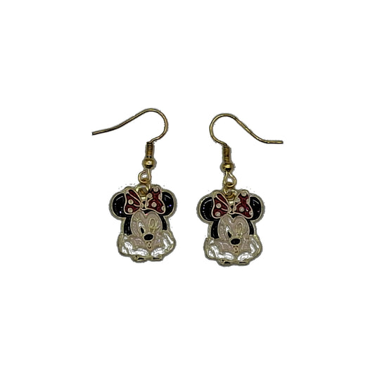 Boucles d’oreilles Minnie avec nœud rouge à pois sur fond blanc