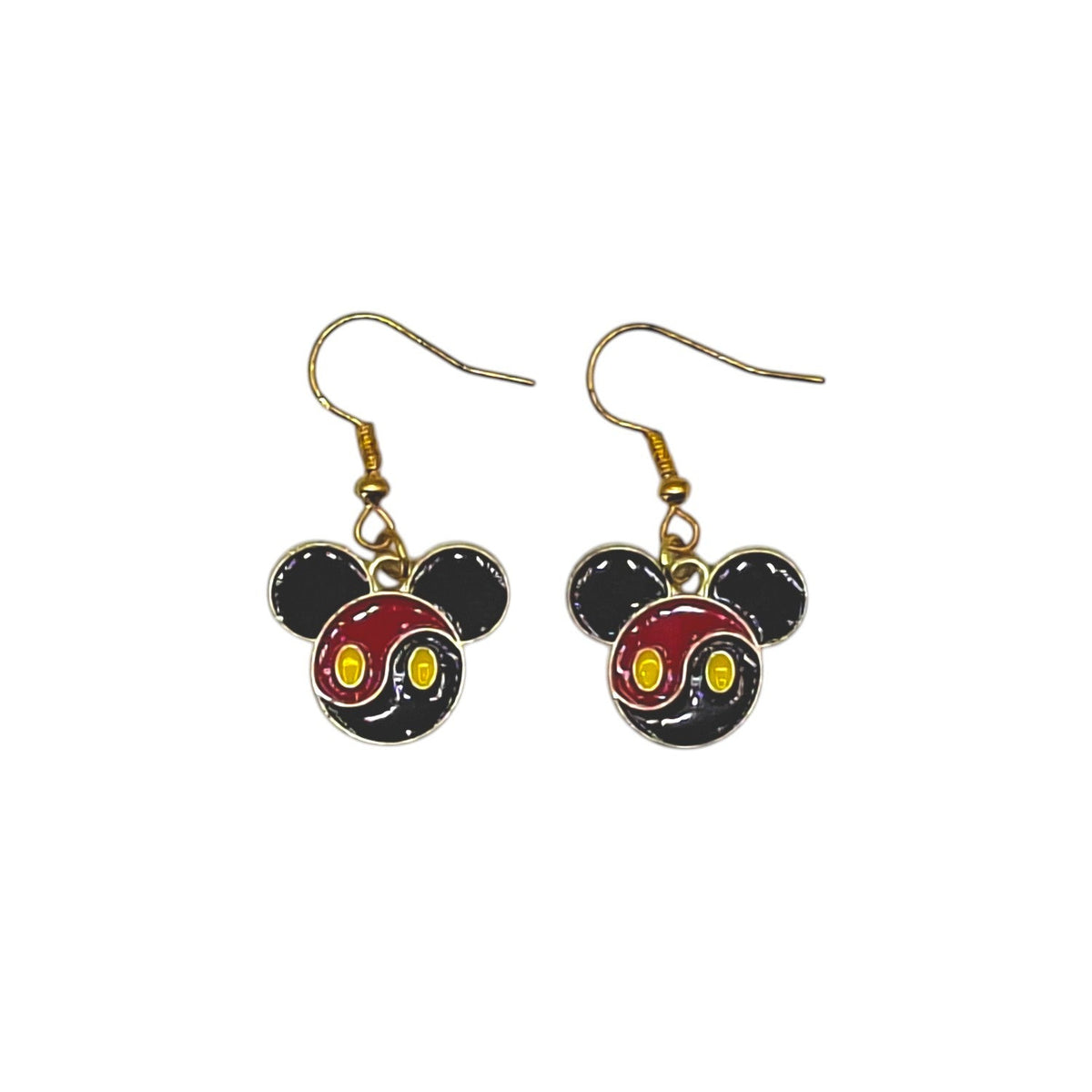 Mickey-oorbellen met rood, zwart en geel grafisch motief en goudkleurige oorhaken op witte achtergrond