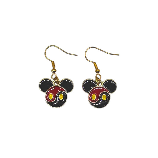 Boucles d’oreilles Mickey motif graphique rouge noir et jaune avec crochets dorés sur fond blanc