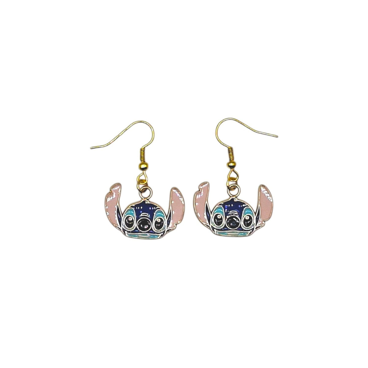 Oorbellen met blauw Stitch-gezicht en roze oren, met goudkleurige oorhaken op witte achtergrond
