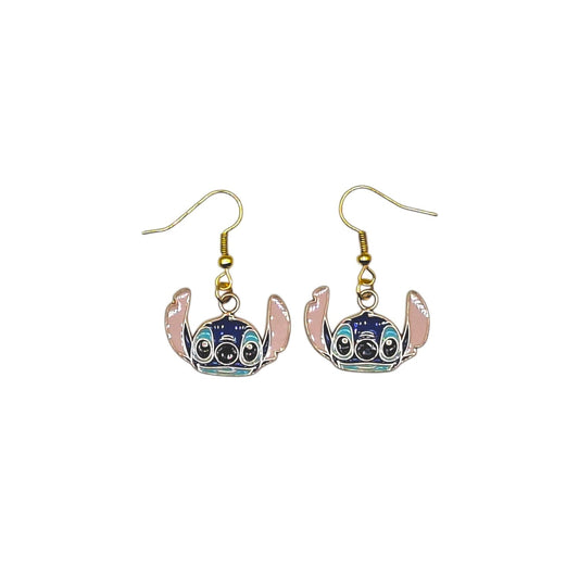Oorbellen met blauw Stitch-gezicht en roze oren, met goudkleurige oorhaken op witte achtergrond