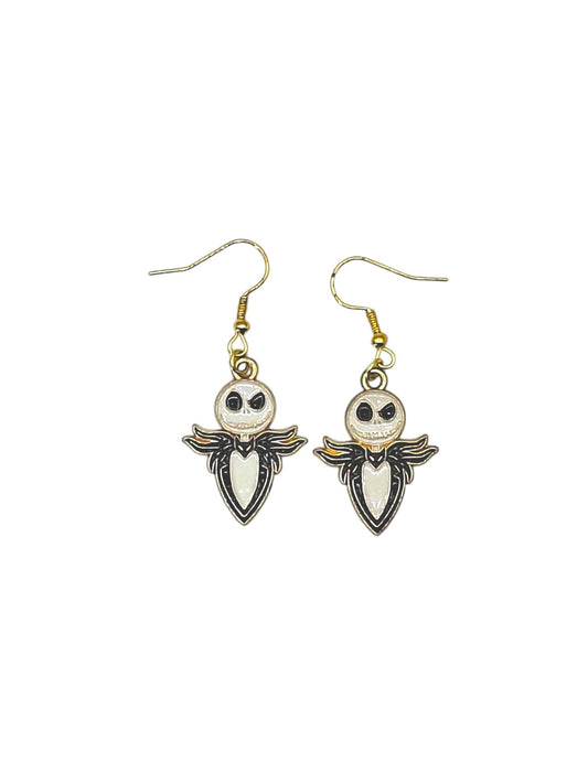 Boucles d’oreilles Jack Skellington noir et blanc avec crochets dorés sur fond blanc