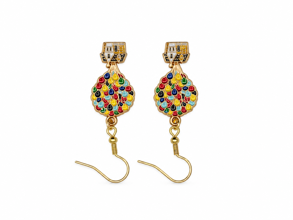 Boucles d’oreilles inspirées de Là-haut avec maison et ballons multicolores sur fond blanc