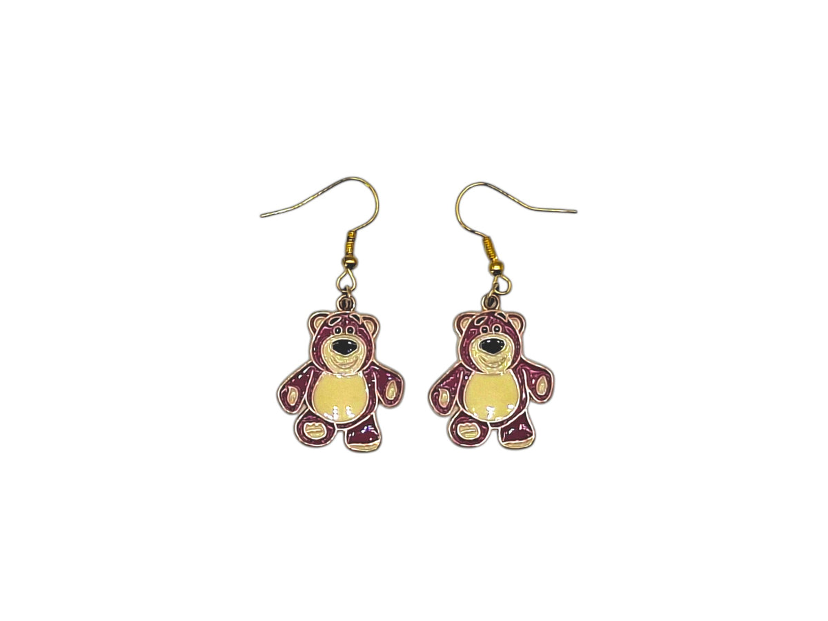 Boucles d’oreilles Lotso ours rose de Toy Story avec crochets dorés sur fond blanc