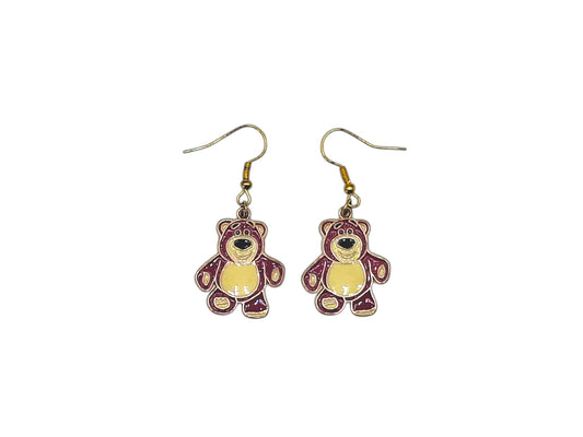 Boucles d’oreilles Lotso ours rose de Toy Story avec crochets dorés sur fond blanc