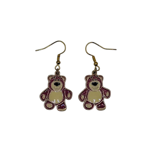 Boucles d’oreilles Lotso inspirées de Toy Story sur fond blanc