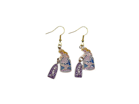 Boucles d’oreilles Alice fiole Drink Me bleue et violette avec crochets dorés sur fond blanc