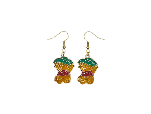 Boucles d’oreilles Winnie l’Ourson sous un parapluie vert avec crochets dorés sur fond blanc