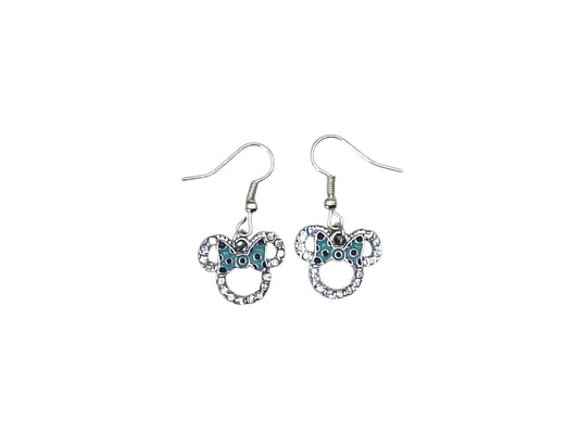 Boucles d’oreilles Minnie argentées avec nœud bleu à pois et strass sur fond blanc