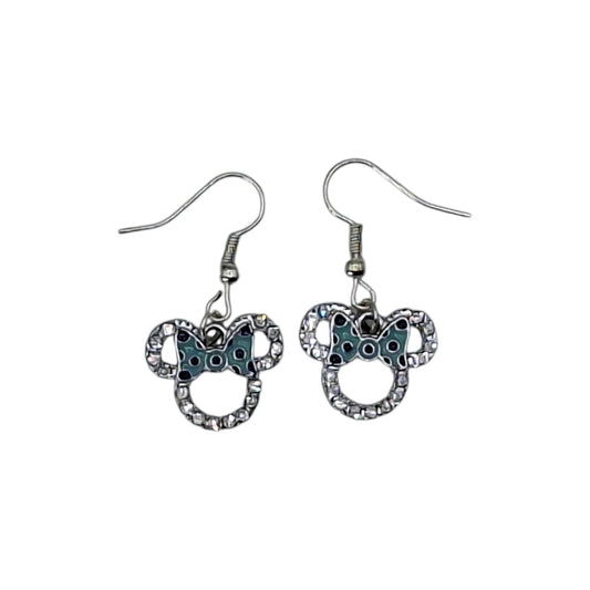 Boucles d’oreilles Minnie avec nœud bleu à pois et strass sur fond blanc