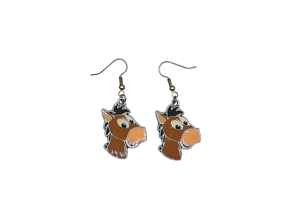 Boucles d’oreilles Pile-Poil de Toy Story avec crochets noirs sur fond blanc