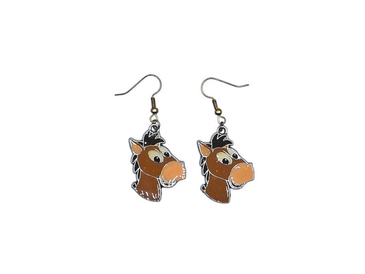 Boucles d’oreilles Pile-Poil de Toy Story avec crochets noirs sur fond blanc