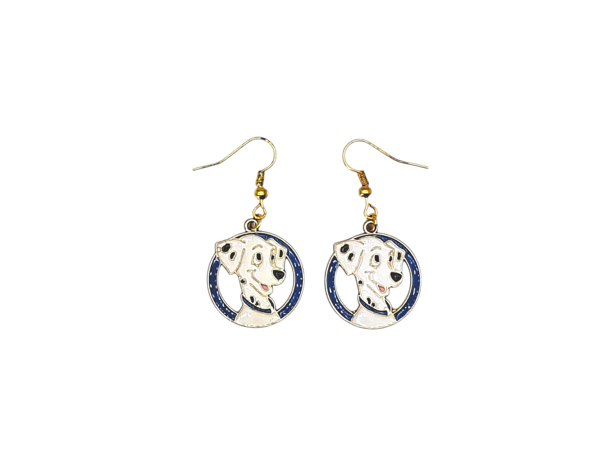 Boucles d’oreilles Perdita des 101 Dalmatiens avec crochets dorés sur fond blanc