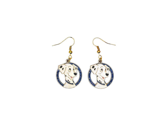 Boucles d’oreilles Perdita des 101 Dalmatiens avec crochets dorés sur fond blanc