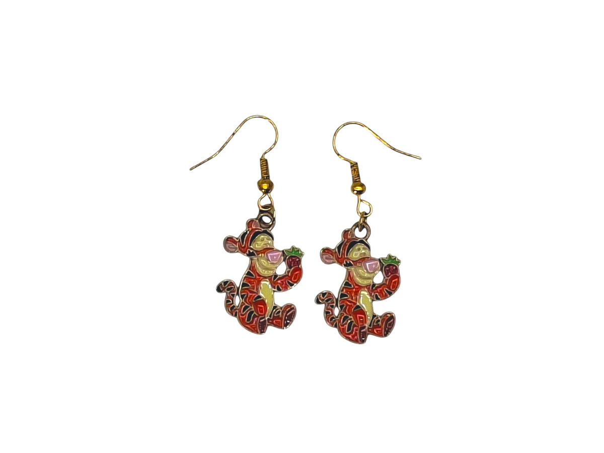 Boucles d’oreilles Tigrou orange de Winnie l’Ourson avec crochets dorés sur fond blanc